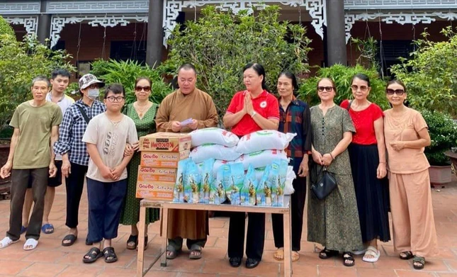 Thượng tọa Thích Giác Vũ, Phật tử trao 9 phần quà trợ cấp hàng tháng đến các gia đình Thượng tọa Thích Giác Vũ, Phật tử trao 9 phần quà trợ cấp hàng tháng đến các gia đình