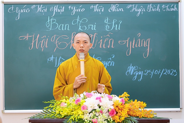 Một thí sinh trình bày bài diễn giảng trước đại chúng