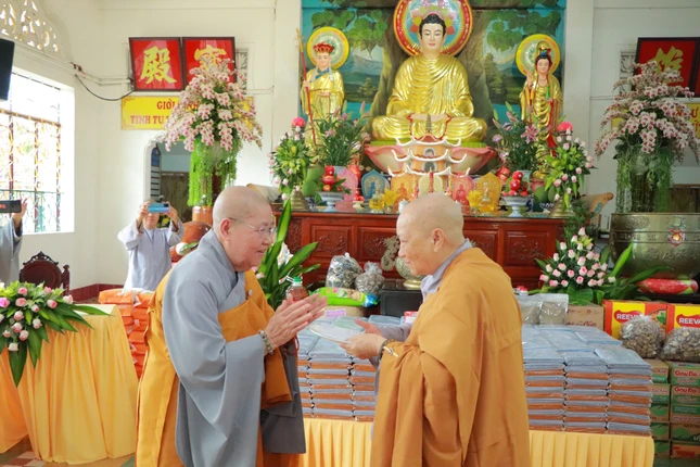 Ni trưởng Thích nữ Từ Nhẫn cúng dường đến trường hạ Ni viên Thiện Hòa - Ni trưởng Thích nữ Như Như đại diện tiếp nhận