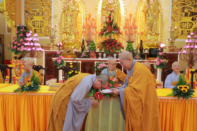 Ni trưởng Thích nữ Từ Nhẫn cúng dường đến trường hạ chùa Long Vân