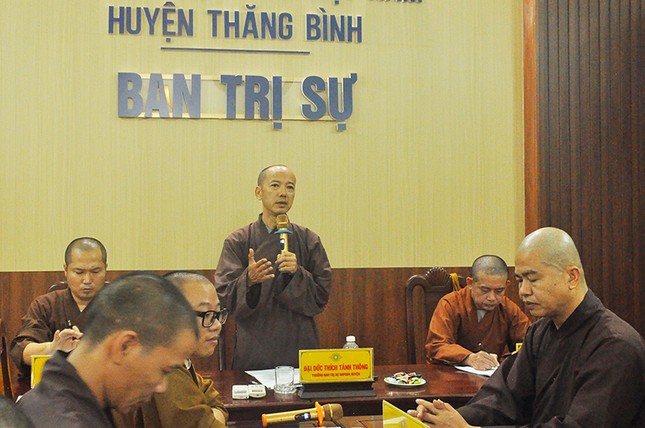 Đại đức Thích Tánh Thông chủ trì buổi họp