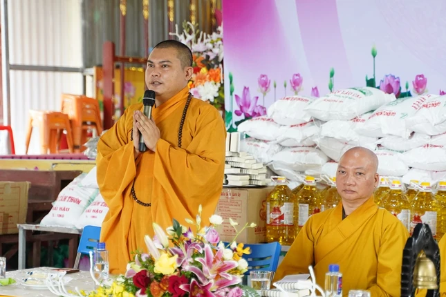 Tại hạ trường chùa Cam Lộ (TP.Lào Cai), Đại đức Thích Chân Tín cùng hành giả tiếp đoàn