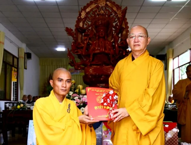 Thượng tọa Thích Quảng Tâm trao quyết định bổ nhiệm trụ trì chùa Pháp Thạnh đến Đại đức Thích Trung Trí