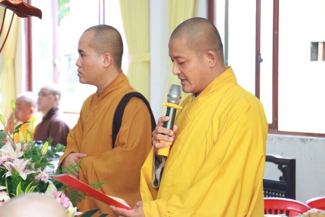 Đại đức Thích Lệ Duyên, đại diện Thường trực Ban Trị sự GHPGVN tỉnh Long An đọc quyết định bổ nhiệm trụ trì chùa Pháp Thạnh