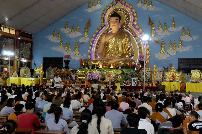 Quang cảnh lễ dâng y tắm mưa tại thiền viện Phước Sơn