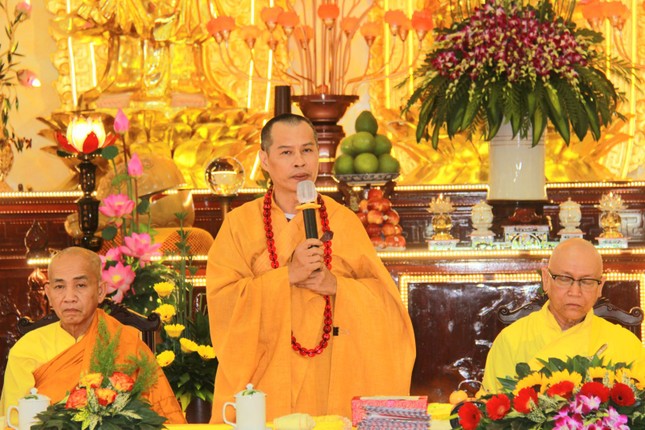 Thượng tọa Thích Minh Trí trưởng đoàn có lời thăm hỏi, động viên chư hành giả tu học trang nghiêm trong ba tháng an cư