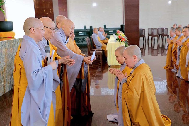 Ni trưởng Thích nữ Như Như trao thư của Ni trưởng Thích nữ Tịnh Nguyện đến đại diện Ban Quản viện Ni