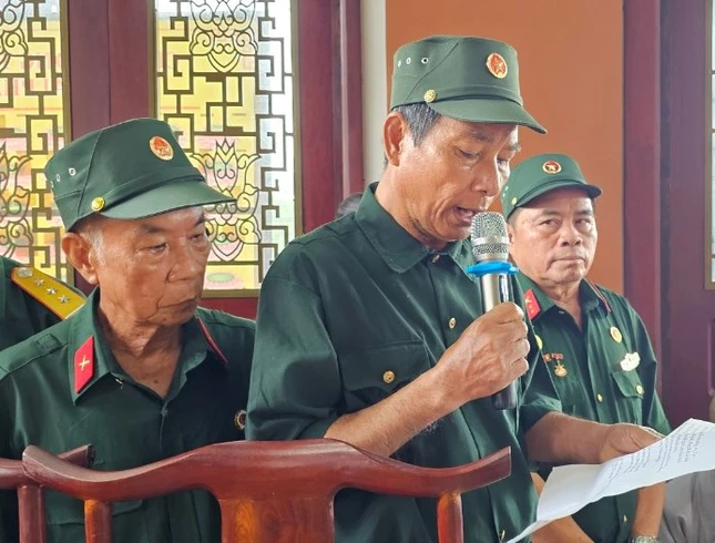 Đại diện Hội Cựu chiến binh TT.Đức Phong, H.Bù Đăng tác bạch cúng dường đến hạ trường chùa Tỉnh Hội