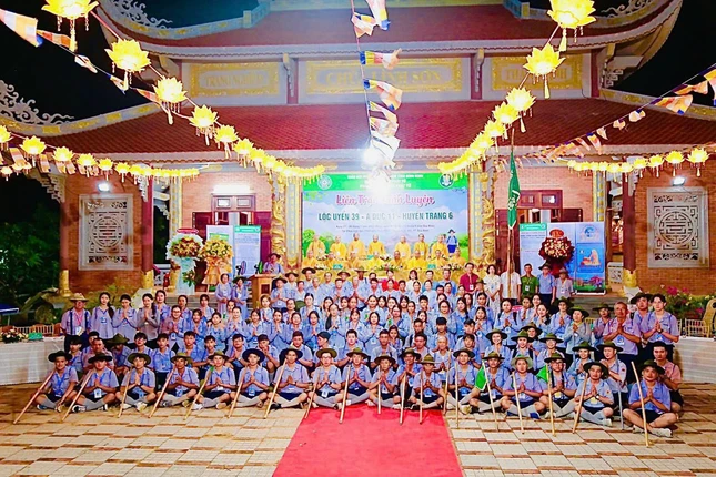 Chụp ảnh lưu niệm cùng chư tôn đức