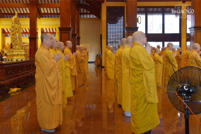 Bố-tát là sinh hoạt vô cùng quan trọng đối với bất cứ thành viên Tăng-già nào, đây là một phương pháp giáo dục của Đức Phật nhằm củng cố việc hành trì giới luật cho giới xuất gia. Bố-tát là sinh hoạt vô cùng quan trọng đối với bất cứ thành viên Tăng-già nào, đây là một phương pháp giáo dục của Đức Phật nhằm củng cố việc hành trì giới luật cho giới xuất gia.