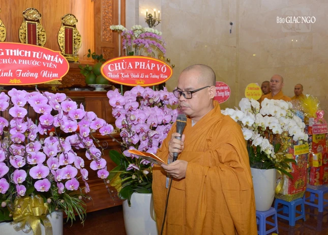 Đại đức Thích Thiện Châu dẫn chương trình buổi lễ