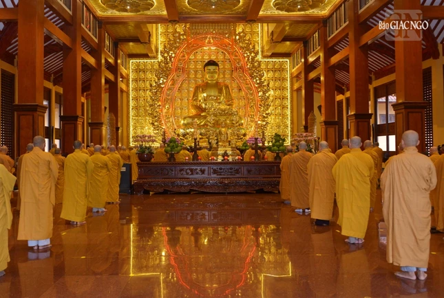 Nghi thức bố-tát được thực hiện trang nghiêm Nghi thức bố-tát được thực hiện trang nghiêm