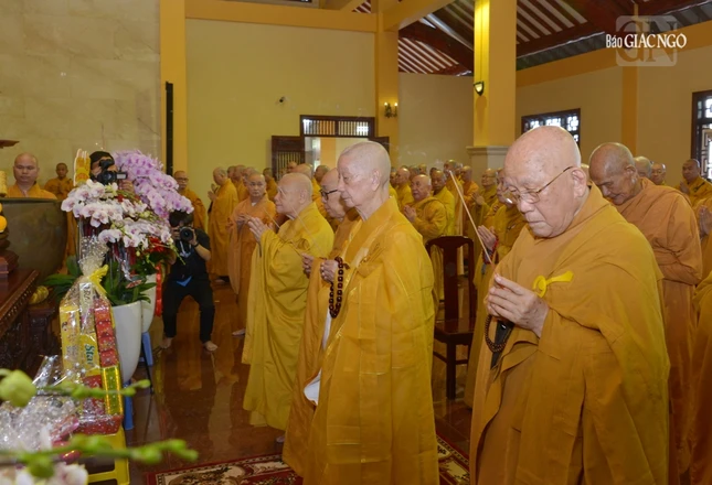 Đức Pháp chủ GHPGVN - Trưởng lão Hòa thượng Thích Trí Quảng cùng chư vị giáo phẩm niêm hương tưởng niệm Giác linh Đại lão Hòa thượng Thích Thiện Hào