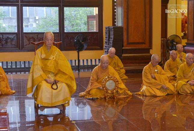 Đức Pháp chủ thính giới cùng đại chúng