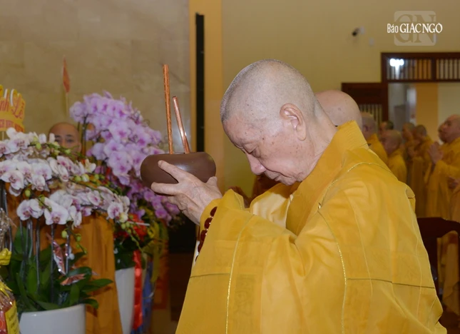 Đức Pháp chủ GHPGVN dâng phạn thực cúng dường