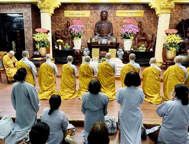 Tại chùa Minh Đạo