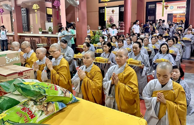 Ni sư Thích nữ Huệ Đức đại diện đoàn tác bạch cúng dường