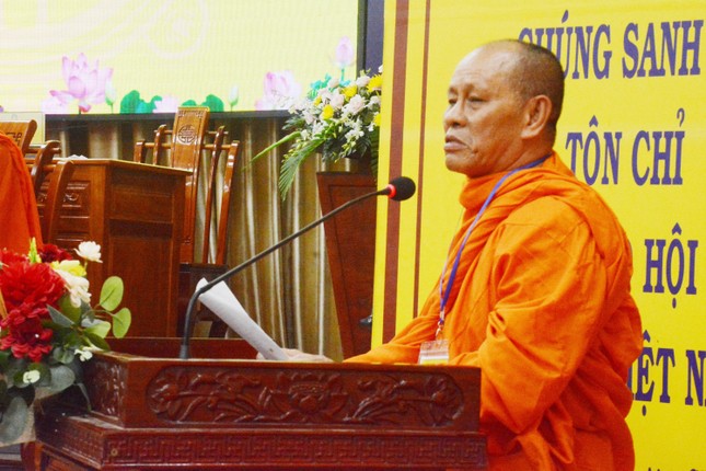 Hòa thượng Hữu Hinh thay mặt Ban Chấp hành khóa VI tuyên bố mãn nhiệm