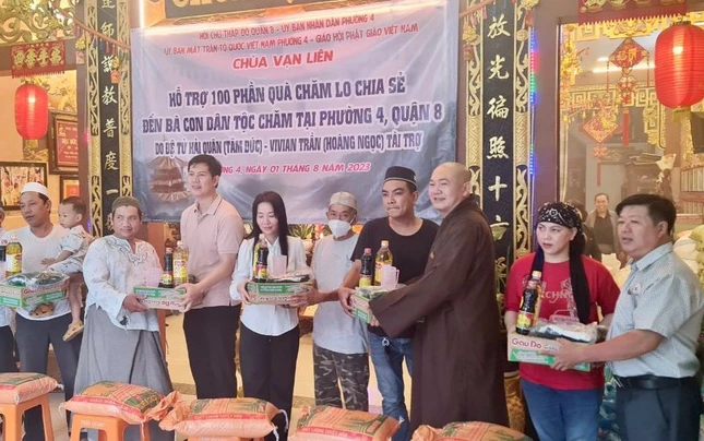 Thượng tọa Thích Lệ Quang trao quà đến những gia đình người dân tộc Chăm nghèo Thượng tọa Thích Lệ Quang trao quà đến những gia đình người dân tộc Chăm nghèo