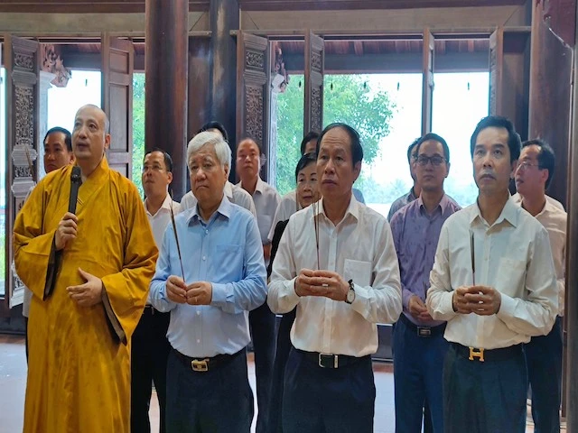 Đoàn lãnh đạo Ủy ban T.ƯMTTQVN dâng hương cố Chủ tịch nước Tôn Đức Thắng trong khu tưởng niệm thuộc chùa Hộ Quốc, TP.Hải Phòng