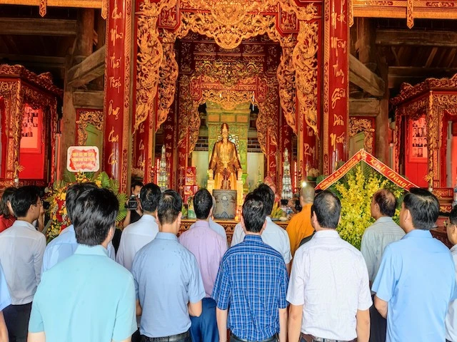 Phái đoàn tưởng niệm tại chùa Hộ Quốc