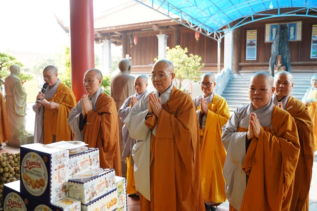 Đoàn tác bạch cúng dường chư hành giả tại tổ đình Đống Cao - trụ sở Văn phòng Trường Trung cấp Phật học tỉnh Hải Dương