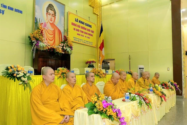 Chư tôn đức Ban Thường trực Ban Trị sự tỉnh, các huyện thị thành phố chứng minh