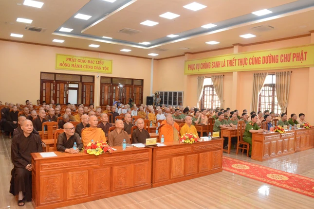 Chư tôn đức, đại diện các đơn vị tham gia buổi ký kết về trật tự, an toàn giao thông