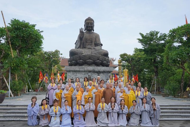 Lưu niệm tại trước trường hạ Trúc Lâm Thiên Trường