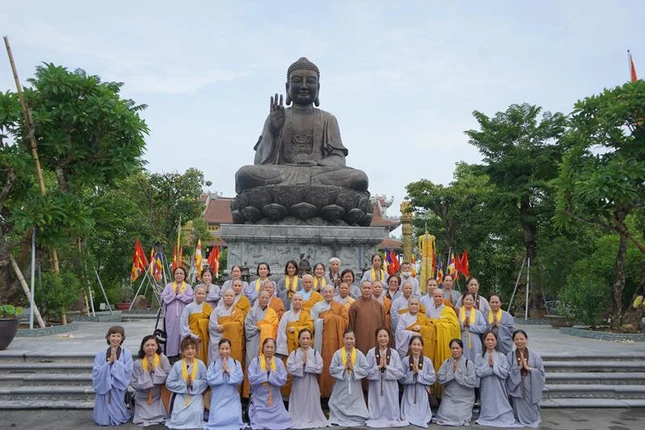 Lưu niệm tại trước trường hạ Trúc Lâm Thiên Trường