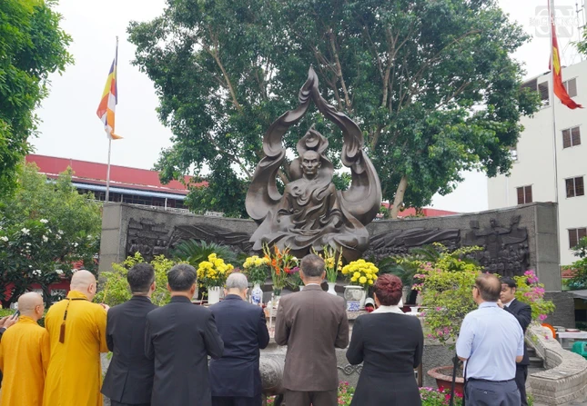 Đoàn dâng hương tưởng niệm trước tượng đài Bồ-tát Thích Quảng Đức - Ảnh: Như Danh