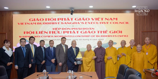 Chủ tịch WFB đã trao tặng tôn tượng Đức Thế Tôn đến Hòa thượng Chủ tịch Hội đồng Trị sự