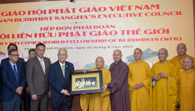 Hòa thượng Chủ tịch cùng chư tôn đức Hội đồng Trị sự tặng bức tranh hoa sen lưu niệm