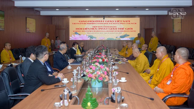Quang cảnh buổi tiếp thân mật tại Văn phòng Ban Thường trực Hội đồng Trị sự phía Nam - thiền viện Quảng Đức