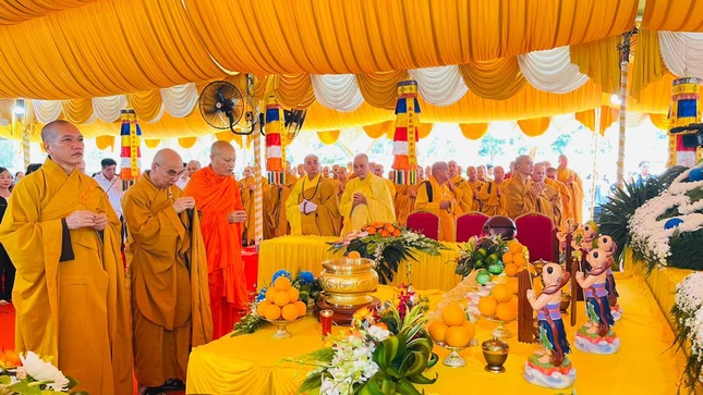 Cử hành nghi thức sái tịnh an vị tôn tượng Cử hành nghi thức sái tịnh an vị tôn tượng