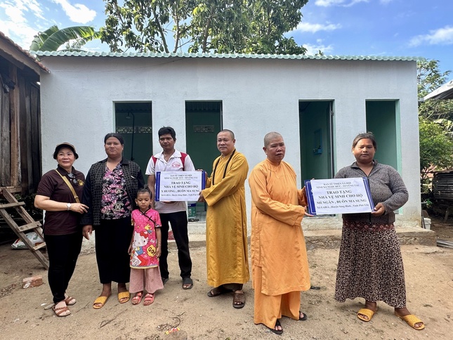 Trao những phần quà đến gia đình