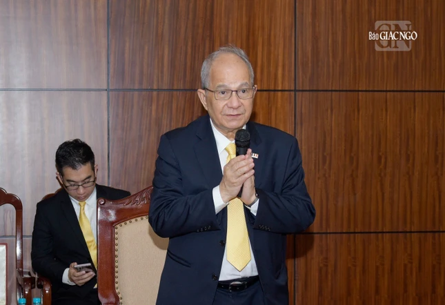 Cư sĩ Phallop Thaiarry, Chủ tịch WFB có lời chào và thăm hỏi đến Hòa thượng Thích Lệ Trang, cùng chư tôn đức Ban Thường trực Ban Trị sự GHPGVN TP.HCM