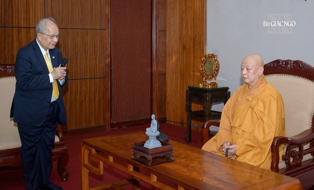 Cư sĩ Phallop Thaiarry, Chủ tịch WFB dẫn đầu phái đoàn có lời chào đến Hòa thượng Trưởng ban Trị sự cùng chư tôn đức Ban Thường trực