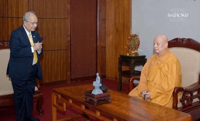 Cư sĩ Phallop Thaiarry, Chủ tịch WFB dẫn đầu phái đoàn có lời chào đến Hòa thượng Trưởng ban Trị sự cùng chư tôn đức Ban Thường trực