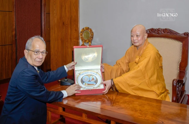 Cư sĩ Chủ tịch WFB trao quà lưu niệm đến Hòa thượng Thích Lệ Trang