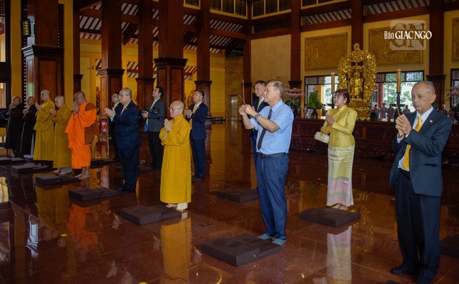 Đoàn dâng hương Tam bảo tại chánh điện Việt Nam Quốc Tự