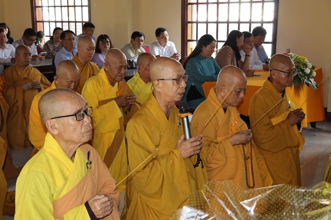 Chư tôn giáo phẩm Hòa thượng, Tăng Ni và đại biểu chính quyền cung đối trước tôn dung trang nghiêm thắp hương tưởng niệm Giác linh Tổ sư Hòa thượng Lê Khánh Hòa