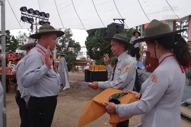 Trao quyết định Ban Quản trị và còi lệnh