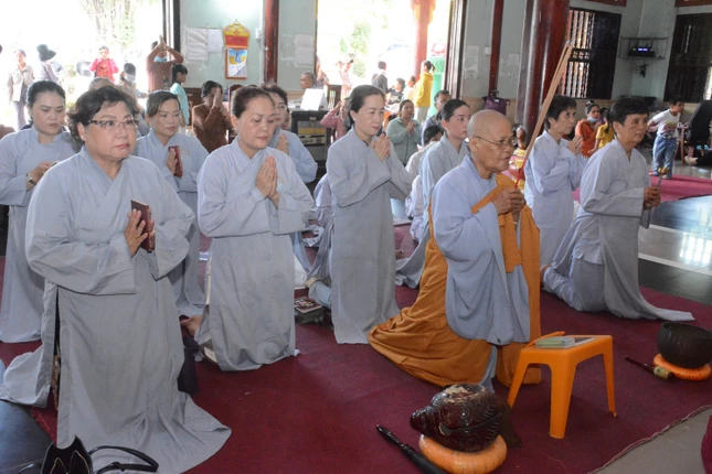 Phật tử các đạo tràng dự lễ Phật tử các đạo tràng dự lễ