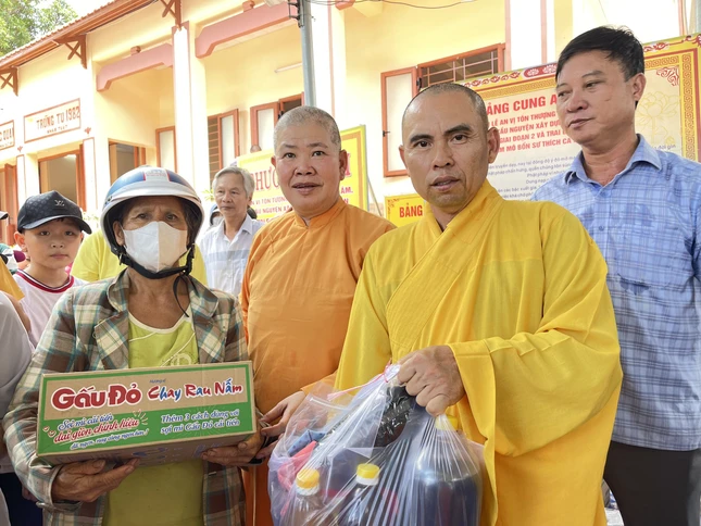 Trao qìa đến người nghèo