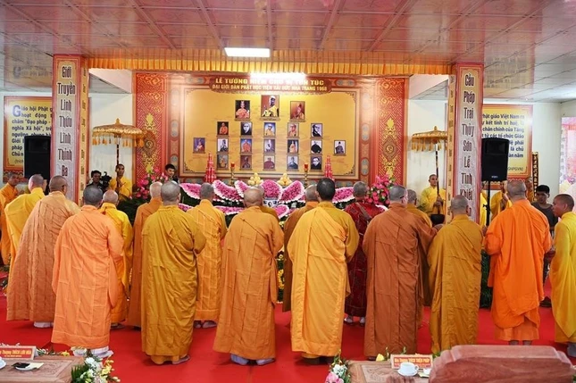 Chư tôn giáo phẩm thành kính dâng nén tâm hương tưởng niệm Giác linh chư vị Trưởng lão tôn sư trong Đại giới đàn Phước Huệ năm Mậu Thân - 1968