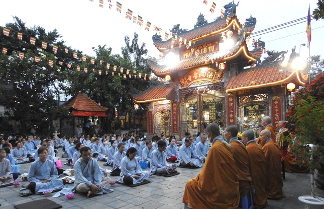 Đạo tràng Phật tử chùa Pháp Võ lắng nghe thời pháp do Ni trưởng trụ trì thuyết về công hạnh "cứu khổ ban vui" của Đức Quan Thế Âm