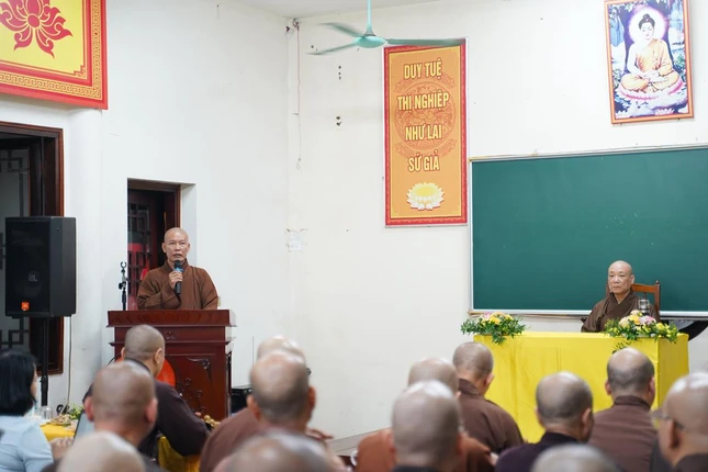 Thượng tọa Thích Đạo Phong chia sẻ tại trường hạ chùa Bà Đá