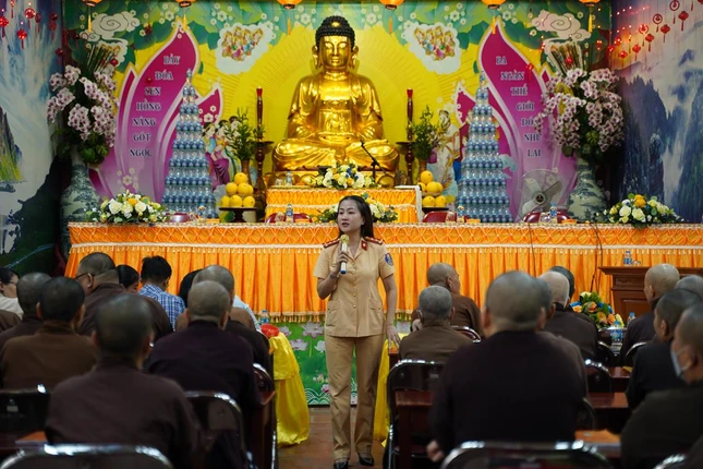 Bà Phạm Bảo Khánh chia sẻ tại trường hạ chùa Bộc