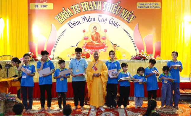 Bế mạc kết thúc khóa tu, Ban Tổ chức tặng Bằng khen